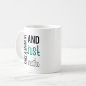 Nehmen Sie sich einen Moment und atmen Sie einfach Kaffeetasse (Vorderseite Links)