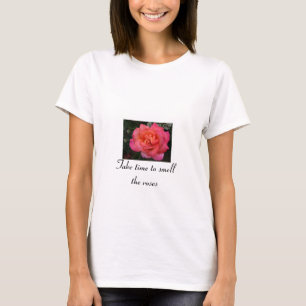 Nehmen Sie Zeit, die Rosen zu riechen T-Shirt
