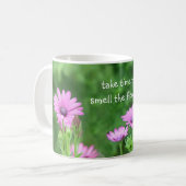 Nehmen Sie Zeit für lila Gänseblümchen Kaffeetasse (Vorderseite Links)