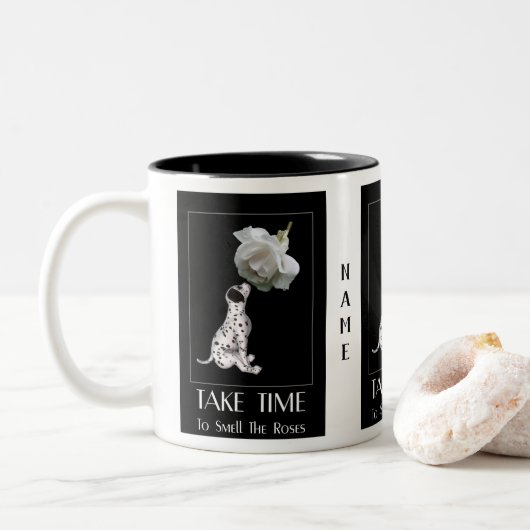 Nehmen Sie Zeit Welpe und Rose Inspiration Zweifarbige Tasse (Mit Donut)