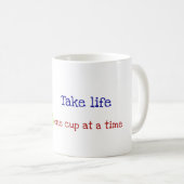 Nehmenleben eine Kaffee-Tasse der Schale auf Kaffeetasse (VorderseiteRechts)