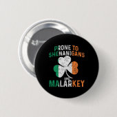 Neigt zu Schabernack und Mumpitz Lustiger St. Patr Button (Vorne & Hinten)