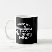 Neigt zu Schabernack und Unsinn St. Patrick's Day Kaffeetasse (Links)