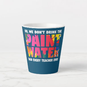 Nein, wir trinken nicht das farbige Wasser, das je Milchtasse