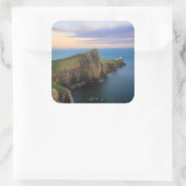 Neist Point Leuchtturm auf Skye bei Sonnenuntergan Quadratischer Aufkleber (Tasche)