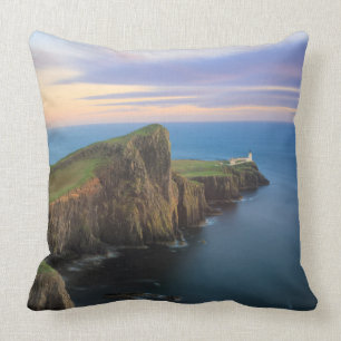 Neist Punktleuchtturm auf Skye am Sonnenuntergang Kissen