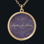 Nekklace Lila & Golden Rose Familien sind für imme Vergoldete Kette<br><div class="desc">Die in Gold gehaltene Fußnote mit einem Golden Taupe-Mehrfach-Rose-Druck über einen violetten Lila Hintergrund und Text von "Families Are Forever 2018" in extravaganter Schrift von Taupe. Passen Sie diese Halskette mit einem speziellen Datum an oder/und wählen Sie Ihren Stil oder ändern Sie die Farben. Oder kaufen Sie wie geplant.</div>