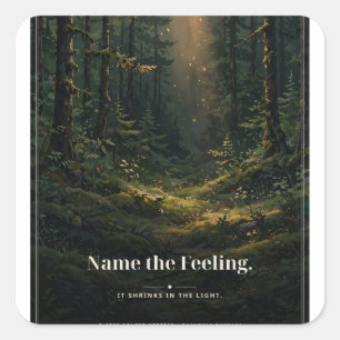 "Nenne das Gefühl" Forest Light Tee Quadratischer Aufkleber