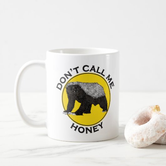 Nennen Sie mich Honey Badger Funny Badass Animal A Kaffeetasse (Mit Donut)