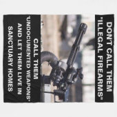 NENNEN SIE NICHT "ILLEGALE FIREARMEN" FLEECEDECKE (Vorderseite (Horizontal))