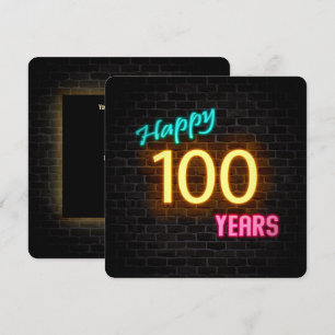 Neon 100. Geburtstagsschild leuchtet auf Ziegel Einladung