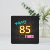 Neon 85. Geburtstag Auf Ziegelstein leuchtendes Ze Einladung (Stehend Vorderseite)