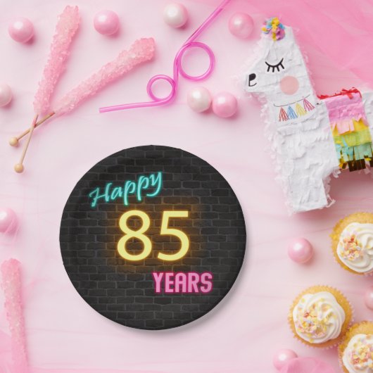 Neon 85 - Schild an der Backsteinwand Pappteller (Party)