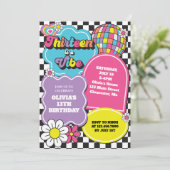 Neon 90s Retro Thirteen ist ein Vibe 13. Geburtsta Einladung (Stehend Vorderseite)
