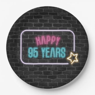Neon 95. Geburtstag Werbetafel an Backsteinwand Pappteller