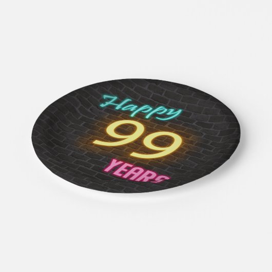 Neon 99 Schild an der Backsteinwand Pappteller (Schrägansicht)