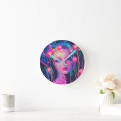 Neon Alien Goddess Runde Wanduhr (Zuhause)