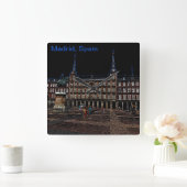 Neon Art of a plaza in Madrid, Spanien Quadratische Wanduhr (Zuhause)