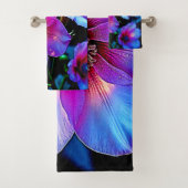 Neon Bloom Blume Magic Glow Design Badhandtuch Set (Insitu)