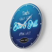 Neon Blue Script Dad's or Any Name Bar Grill Große Wanduhr (Winkel)