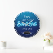 Neon Blue Script Dad's or Any Name Bar Grill Große Wanduhr (Zuhause)