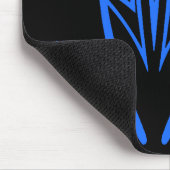 Neon Blue Tribal Design auf schwarzem Mousepad (Ecke)