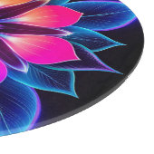 Neon Blume mit blauen Lichtmustern Schneidebrett (Ecke)