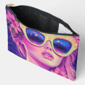 Neon Dream Girl mit BläserSonnenbrille Zubehörtasche (Offen)