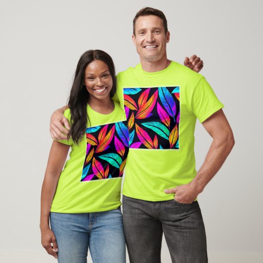 Neon Feather Pattern Die pulsierende Kunst T-Shirt (Unisex)