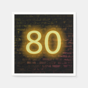 Neon-Geburtstagsschild 80 an einer Ziegelwand Serviette