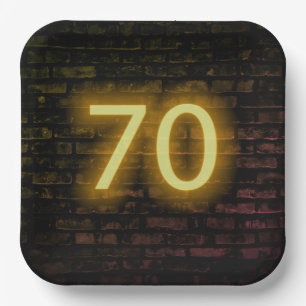 Neon-Geburtstagszahl 70 auf Backsteinmauer Pappteller