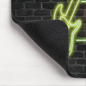 Neon-Gitarre-Schild auf Backstein Mousepad (Ecke)