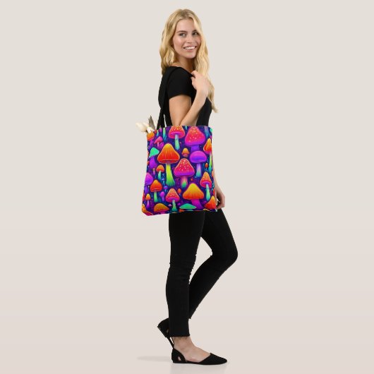 Neon Glow Mushroom Forest Tasche (Am Model)