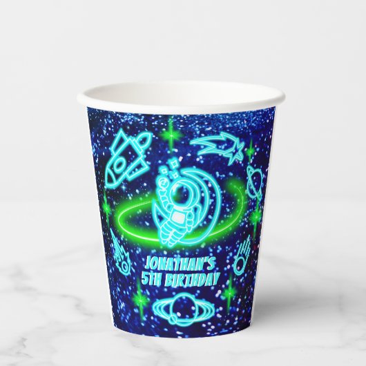 Neon Glows Blue Outer Space Astronaut Pappbecher (Vorderseite)