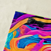 Neon Goddess mit blühendem kosmischem Haar Strandtuch (Beispiel)