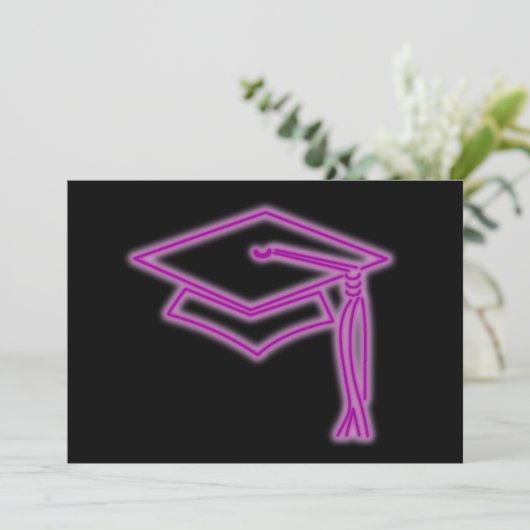 Neon Grad Cap Lila Einladung (Stehend Vorderseite)