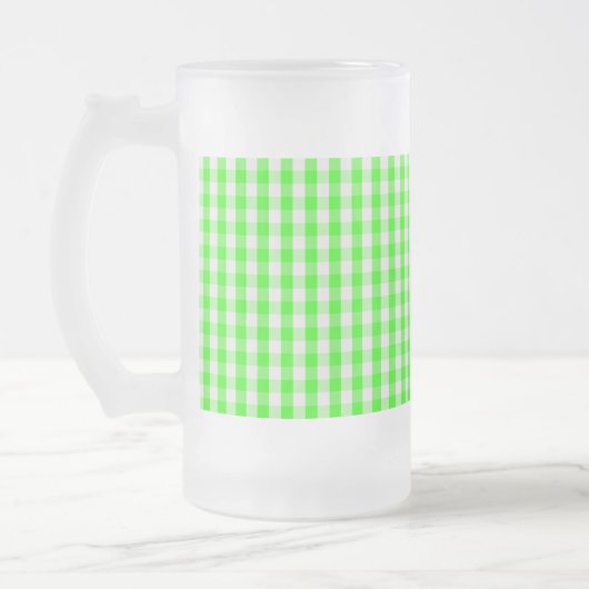 Neon Green Gingham Pattern von Shirley Taylor Mattglas Bierglas (Links)