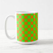 Neon Green Orange Checkerboard Vintag Kaffeetasse (Links)
