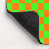 Neon Green Orange Checkerboard Vintag Mousepad (Ecke)