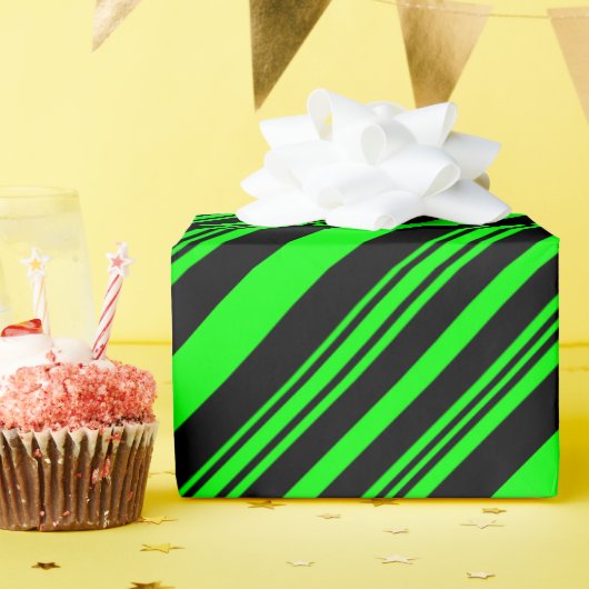 Neon Green und Black Stripes Geschenkpapier (Geburtstagsparty)