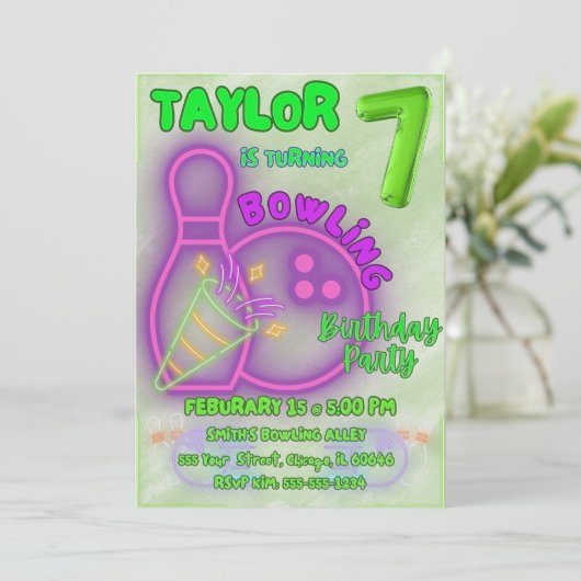 Neon Green und Lila Kids Bowling Birthday Party Einladung (Stehend Vorderseite)