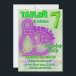 Neon Green und Lila Kids Bowling Birthday Party Einladung<br><div class="desc">Machen Sie sich auf diesen Bowling Geburtstagsbash vorbereitet! Begleiten Sie uns zu einer Neon Extravaganza, wo die Gassen mit Spaß und Lachen aufleuchten. Diese individuell gestaltbare und geschlechtsneutrale Einladung garantiert einen unvergesslichen Tag des Bowlings, der Spiele und der lebhaften Feier - eine perfekte Kombination aus Neonaufregung für den besonderen Tag...</div>