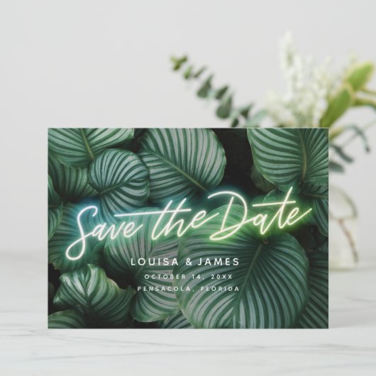 Neon Greenery Moderne tropische Save the Date Einladung (Stehend Vorderseite)