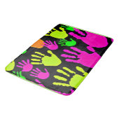 Neon Handprint Graffiti Muster Badematte (Schrägansicht)