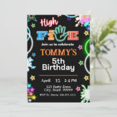 Neon High Five Birthday Boy Einladungen (Stehend Vorderseite)