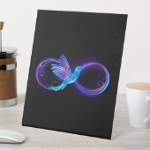 Neon Infinity Symbol mit dem leuchtenden Hummingbi Sockelschild (In Situ)
