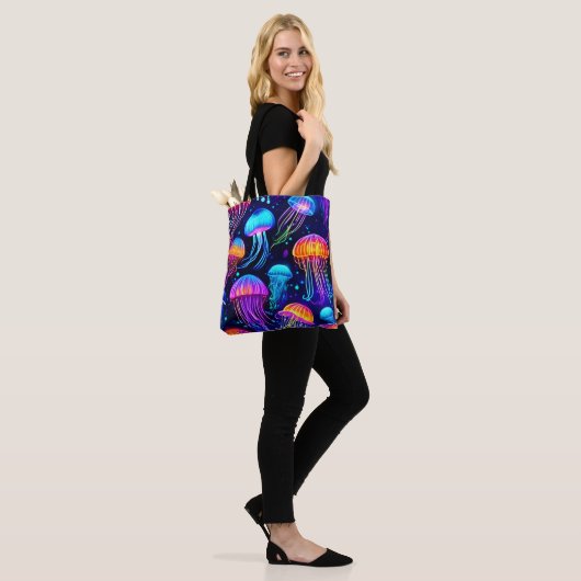 Neon Jellyfish Dreams Tasche (Am Model)