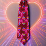 Neon Liebe - Rot Krawatte<br><div class="desc">Die Krawatte unserer Herren mit einem spielerischen Muster von Neonregenbogenherzen auf tiefrotem Hintergrund. Diese Krawatte eignet sich hervorragend, um Ihrem Outfit einen Pop Farbe hinzuzufügen und Ihre lustige und lebendige Persönlichkeit zum Ausdruck zu bringen. Mit diesem auffälligen Accessoire, das sicherlich eine Aussage treffen wird, heben Sie sich von der Masse...</div>
