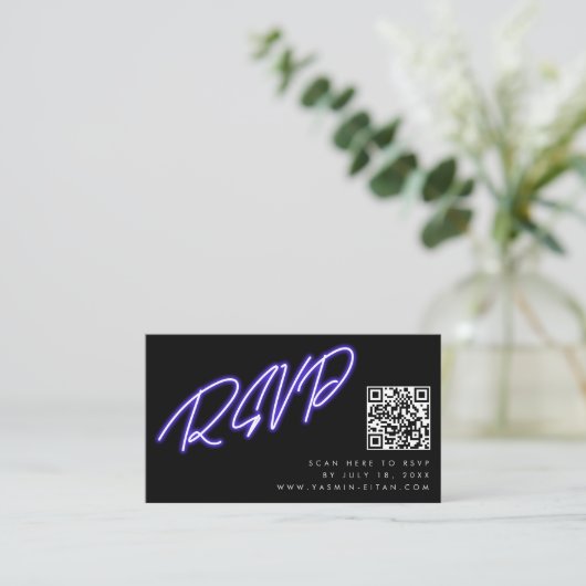 Neon Lila Glow Black Modern Wedding RSVP Begleitkarte (Stehend Vorderseite)