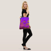 Neon Lila rosa gelbe abstrakte Gestaltung Tasche (Am Model)